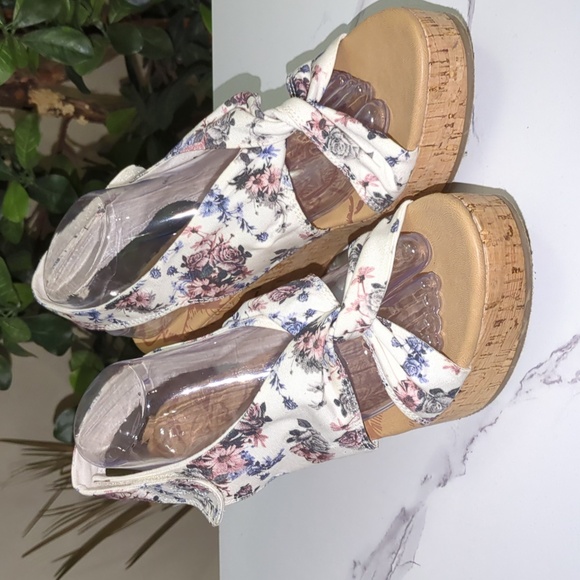 Blowfish Malibu Wedges - Picture 4 of 9